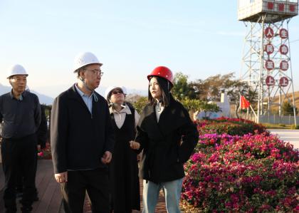 各种姿势玩小处雌女TXT视频外部董事服务中心（...